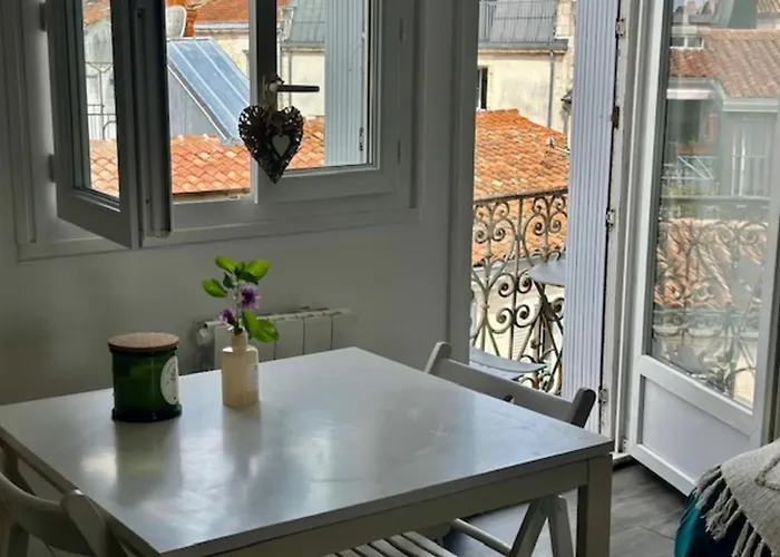 Beautiful With Balcony Near The Old Port * لا روشيل