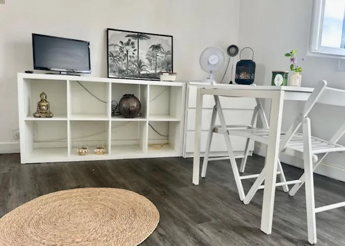 Beautiful With Balcony Near The Old Port شقة *