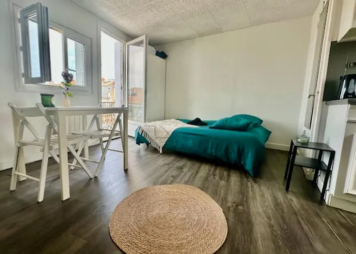 Beautiful With Balcony Near The Old Port شقة *